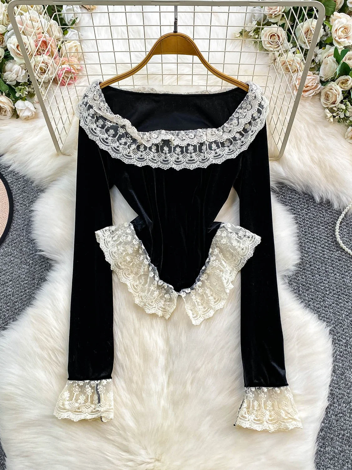 

Женская осенне-зимняя блузка с кружевной отделкой, на одно плечо, из бархата с пэчворком, модная, элегантная, премиум-класса, свободного кроя, с длинным рукавом