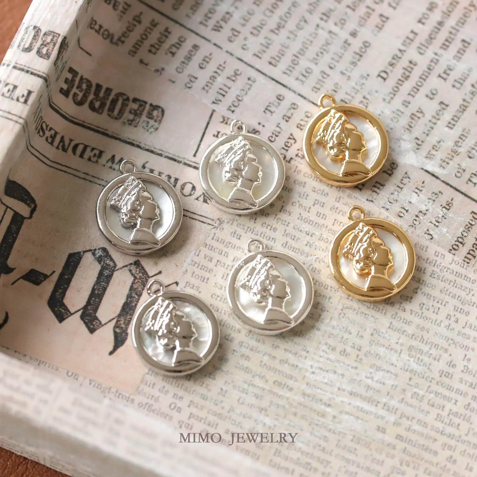 Copper-plated Gold Round White Fritillary Hollow Queen Tag Pendant Charms For Jewelry Making DIY Bracelet Accessories Findings