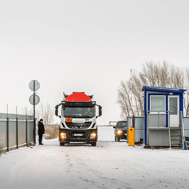 Barrier Gate Operator with Free Fence bar Barrier Arm, Entry/Exit, 18 Feet /Open in 6 Seconds