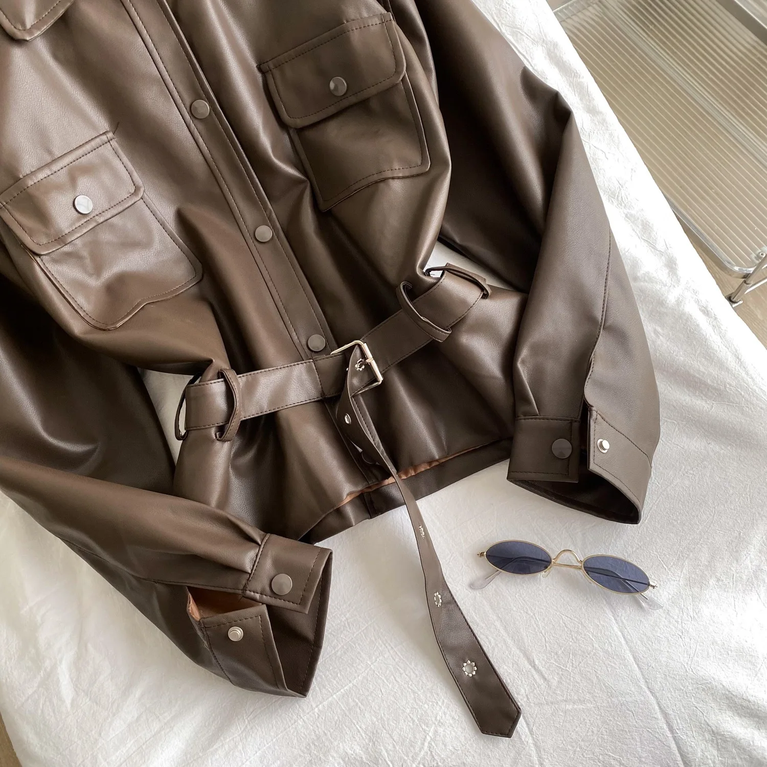 سترات YuooMuoo للسيدات موضة خريف 2025 عتيقة Y2K بخصر نحيف وحزام معاطف من الجلد الصناعي سترات للسيدات