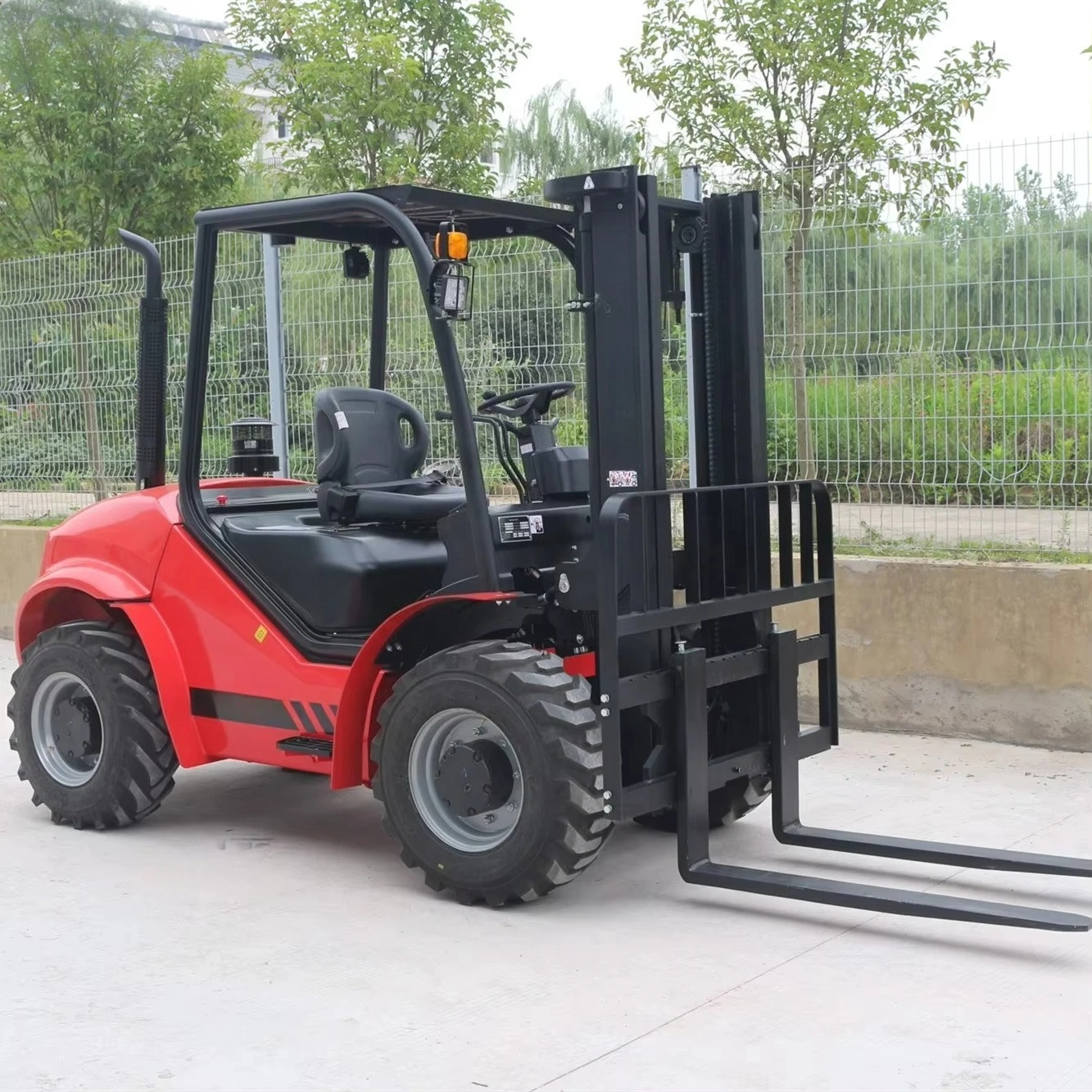 OEM Service 2.5T 4x4 Forklift Truck with  Engine for Retail and Restaurant Industries off Road Rough Terrain Forklift