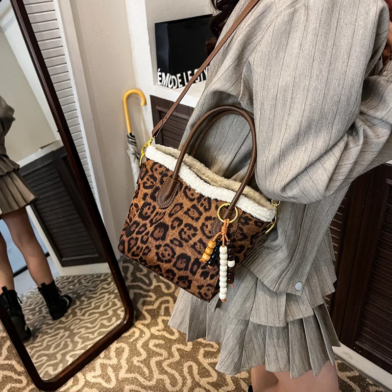 حقائب كتف صغيرة على الموضة من Leftside للنساء تصميم حقيبة كروس من جلد الغزال الصناعي 2025 حقائب يد ومحافظ فاخرة بتصميم الفهد