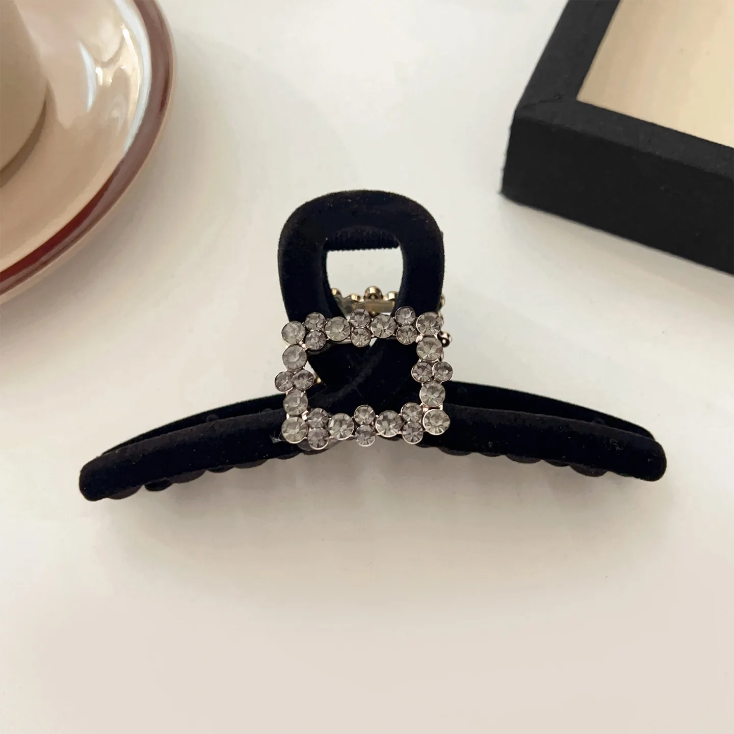 4 estilos Audrey Hepburn estilo Otoño Invierno negro Premium terciopelo brillante diamante agarre Clip exquisito versátil pelo tiburón Clip