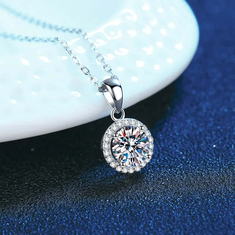 S925 Sterling Silver Pendant Plated with PT950 D Colorful 1 Carat Mosan Diamond Necklace Round Bag Wedding Jewelry Wholesale