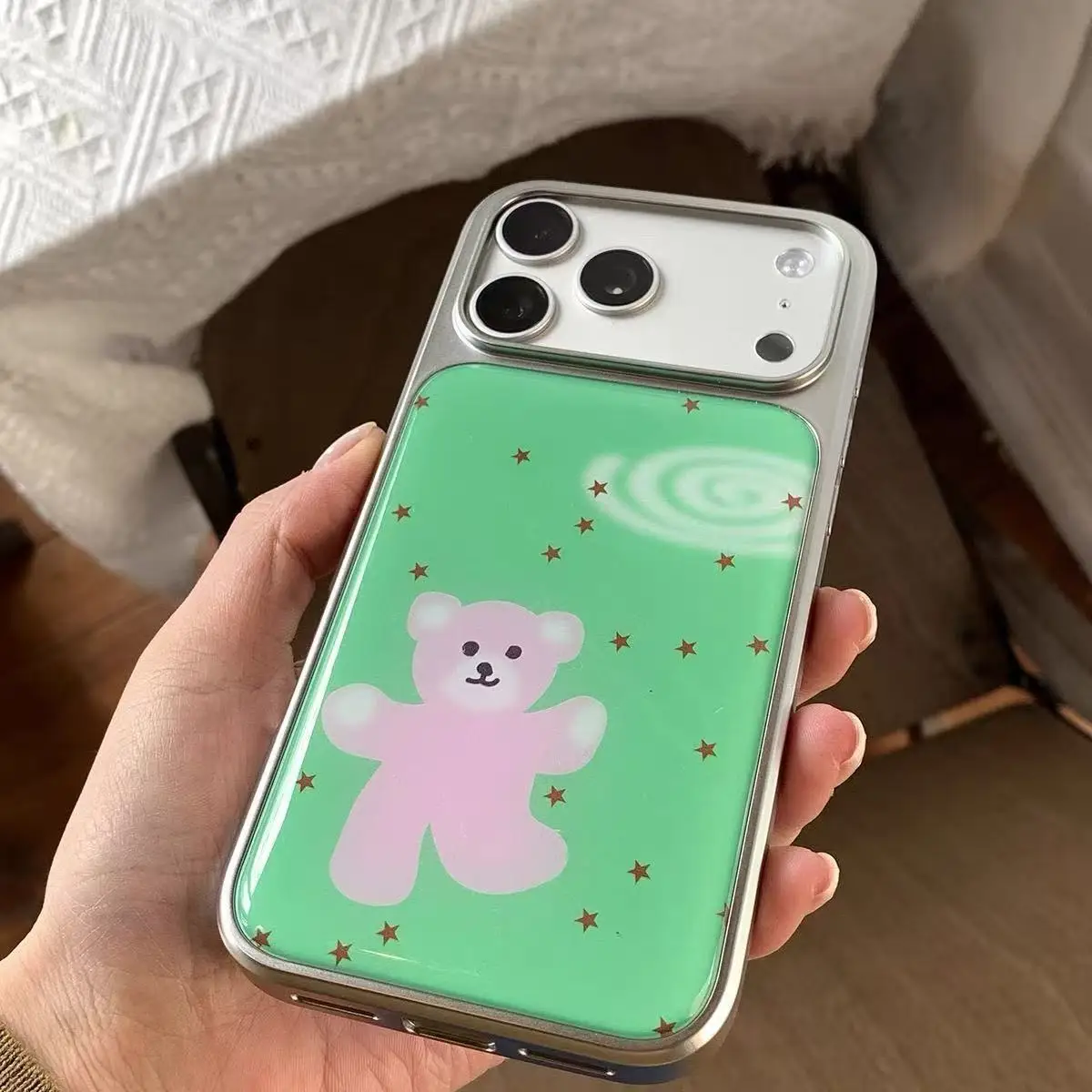 

Очаровательный чехол для телефона с зеленым, розовым медведем и красными звездами, с гальваническим покрытием и капельным лаком, для iPhone 17 Air, 16 Pro Max, 15, 14 Plus, 13, 12, 11 (задняя крышка)