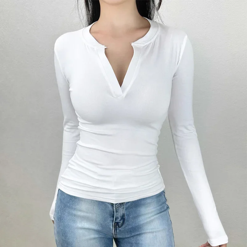 

Женский топ с длинными рукавами и вырезом