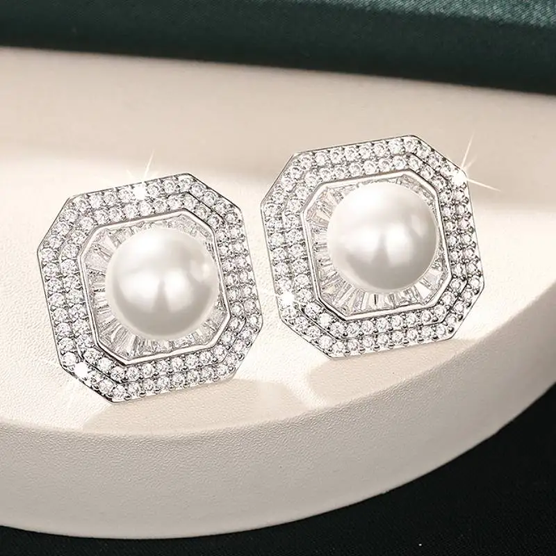 Huitan Imitationsperlen-Ohrstecker für Damen, elegantes Hochzeits- und Verlobungs-Accessoire, trendiger, voll glänzender, bezaubernder CZ-Schmuck
