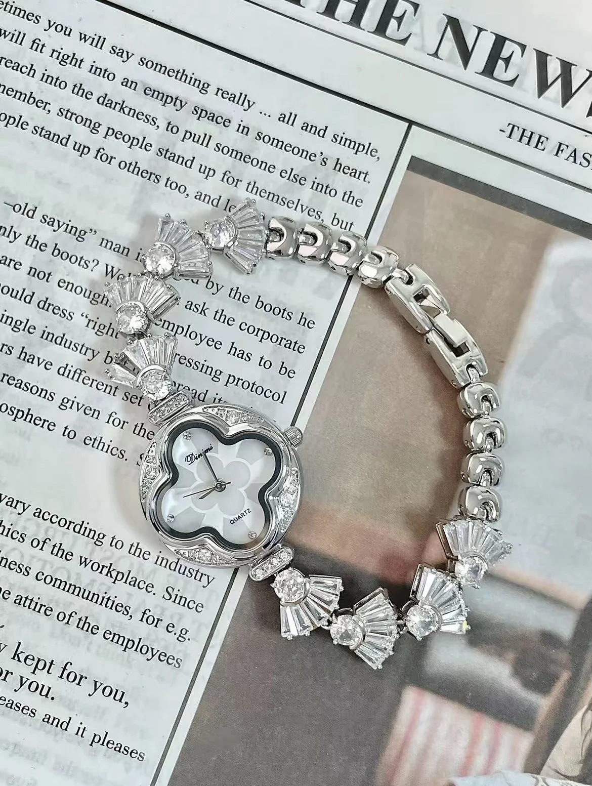 2025 تشود! ساعة ماسية فاخرة للنساء، هيكل معدني على شكل قلب، سوار مروحة، موضة شي ينغ الجديدة، هدية للنساء