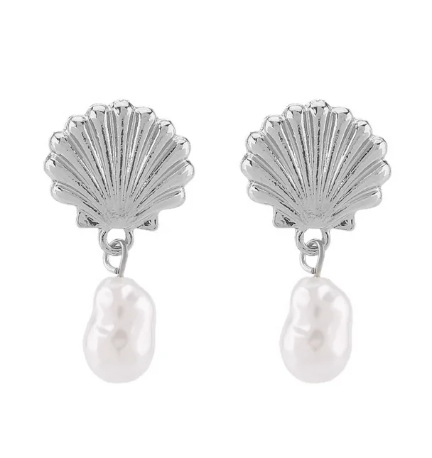 

PAIR OF SOUTH SEA WHITE BAROQUE PEARL EARRING