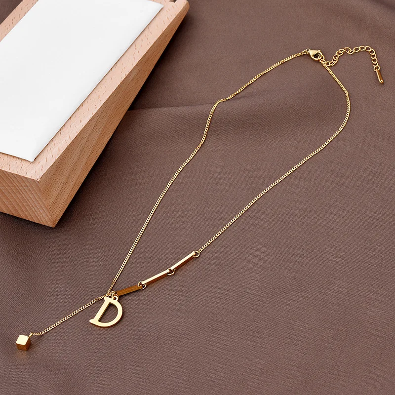 

Niche fashion, D-shaped small square pendant necklace, titanium steel, simple and versatile collarbone chain