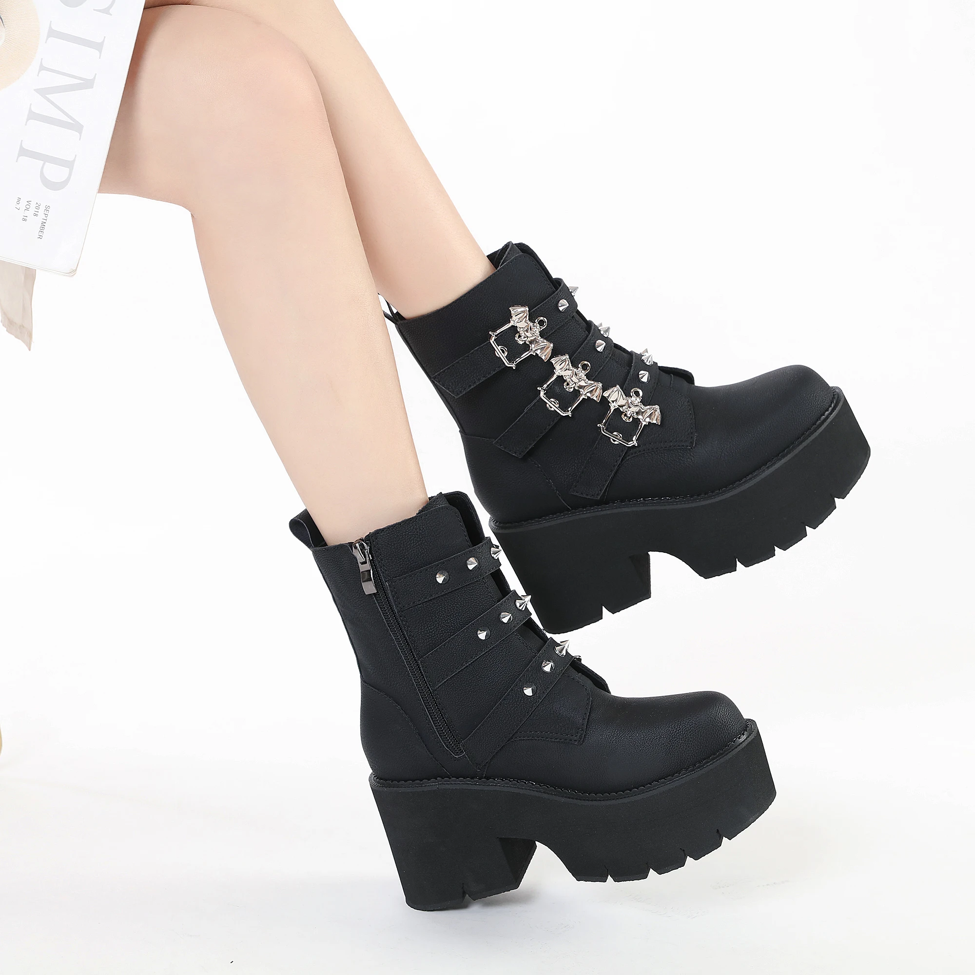 Gdgydh Sexy Nieten Schwarz Demoia Stiefel Frauen Metall Dekoration Plattform Heels Gothic Fledermaus Schnalle Damen Kurze Stiefel Plus Größe