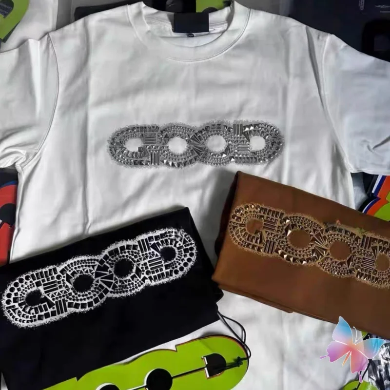 

Summer New GOODBRAND T-shirt Fragmented Metal Logo High Quality Nail Bead Street Fashion Round Neck Short Sleeve Men Women Tops