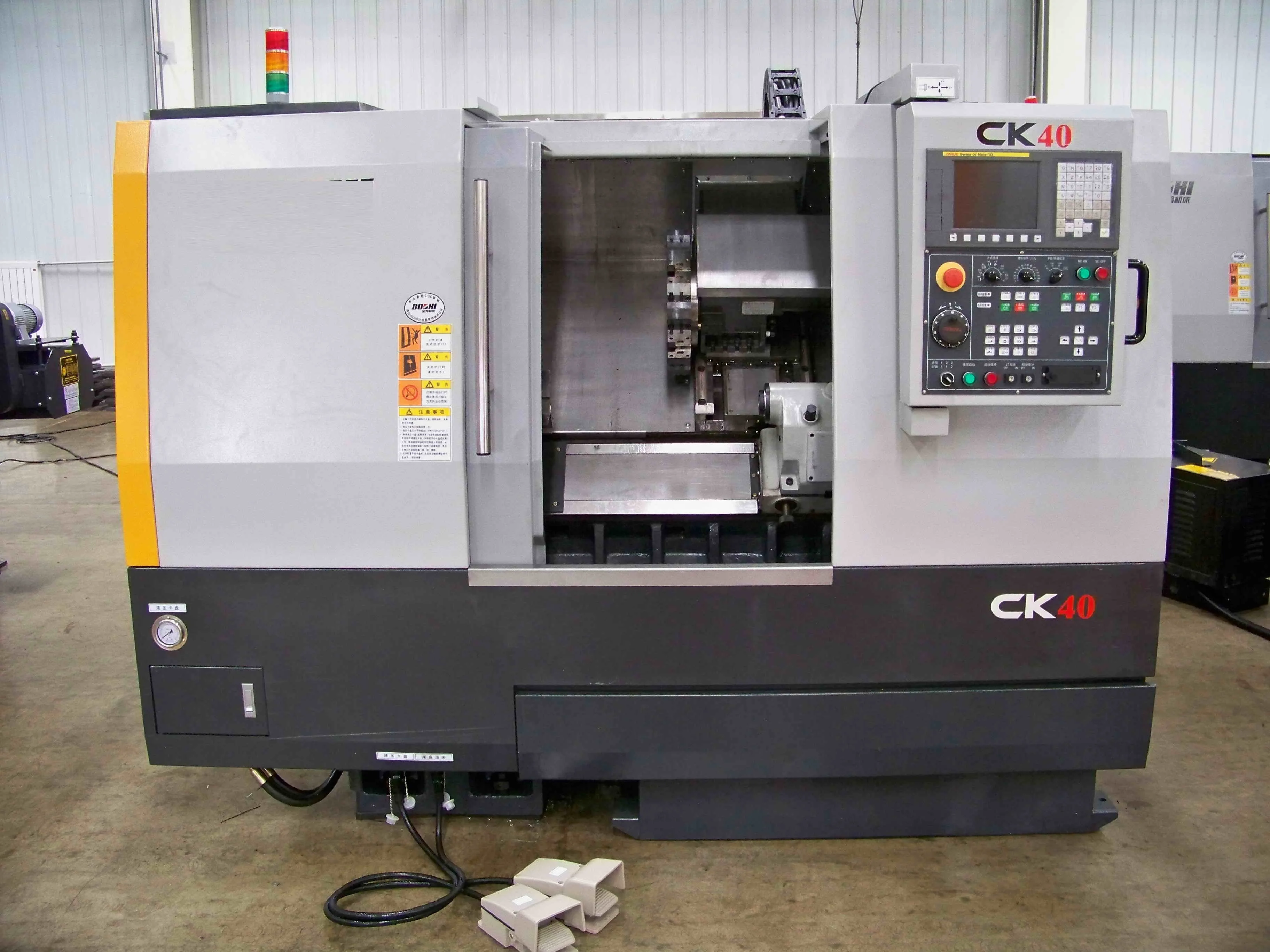 중국산 슬랜트 베드 CNC 선반 CK32 (갱 툴 또는 터렛 포함, 테일스톡 없음) CE 인증, 금속 가공에 높은 효율성 제공