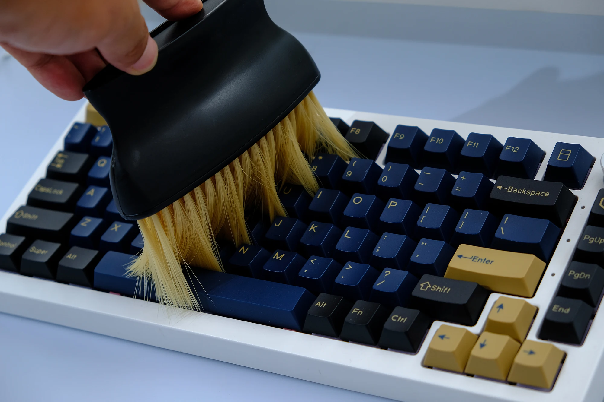 2 Pcs Mechanical Keyboard Cleaning Brush Dust Removal Soft Brush Key Puller Switch Puller 2 in 1