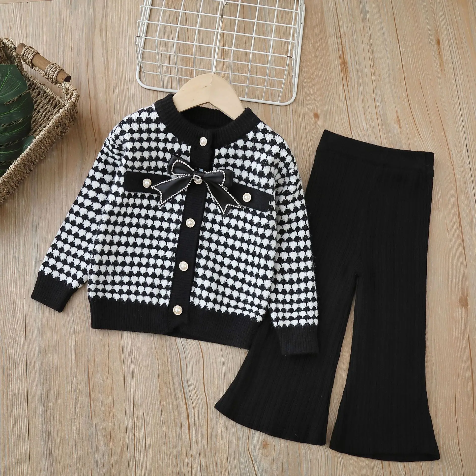

A two-piece knitted sweater set for girls, 2025 autumn and winter new style checkered cardigan for little girls, woolen sweater