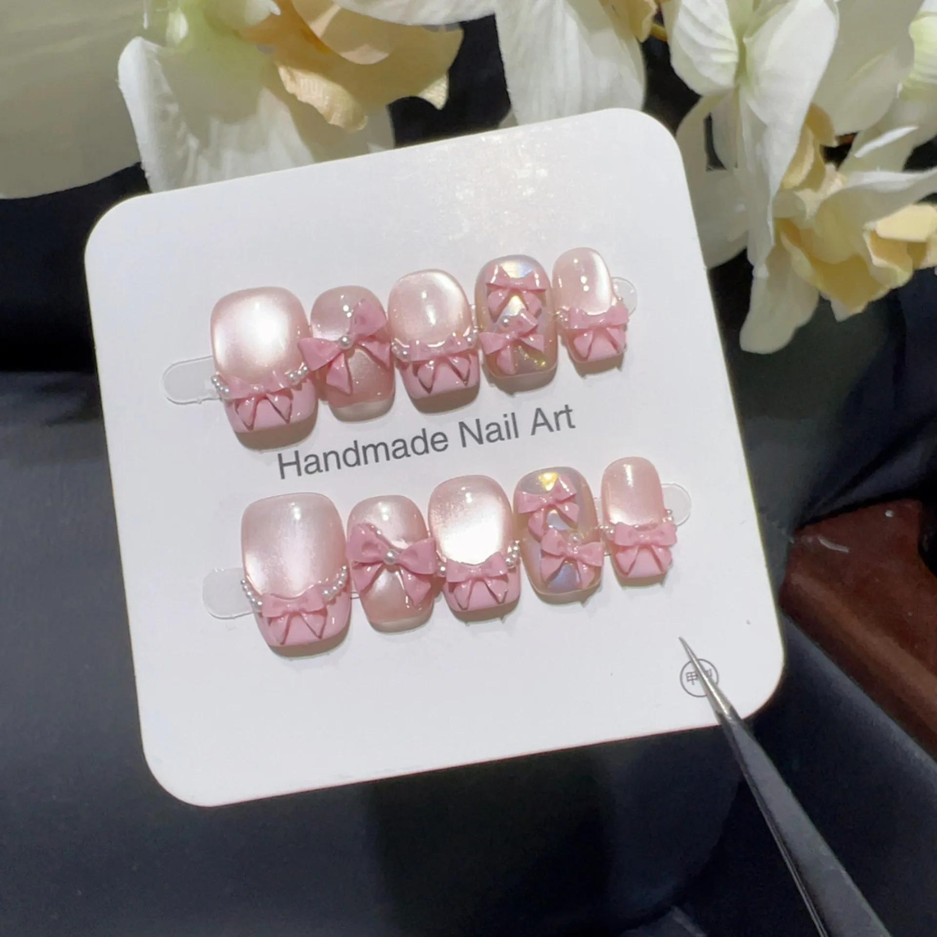 10 szt. Ręcznie Robione Paznokcie Naklejane Różowe Kocie Oko 3D Kokardka z Perłami Pełne Pokrycie Paznokci dla Kobiet i Dziewcząt Zdejmowane Paznokcie do Noszenia