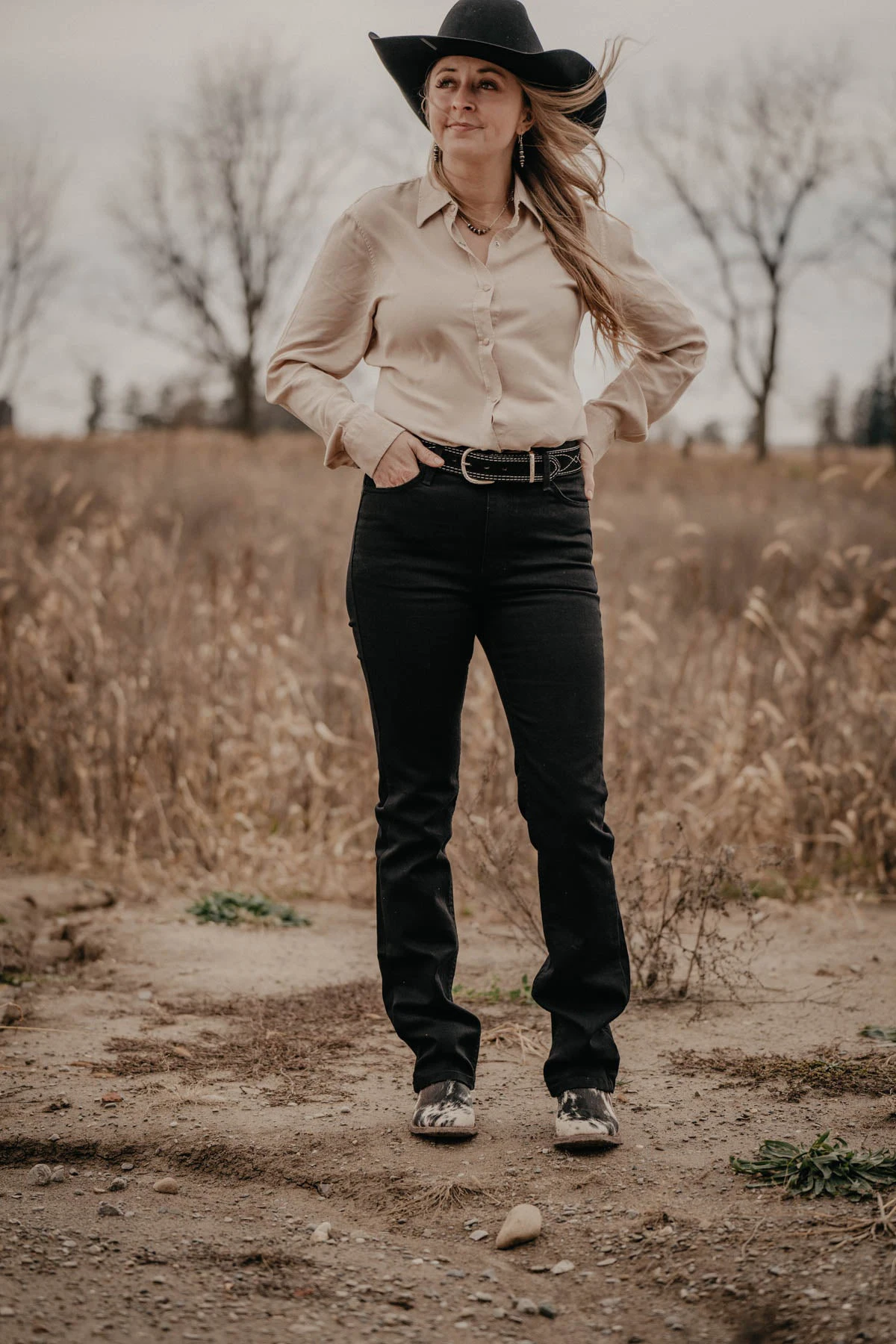 

Джинсы стандартного размера с завышенной талией и прямыми штанинами, черные потертые джинсы.