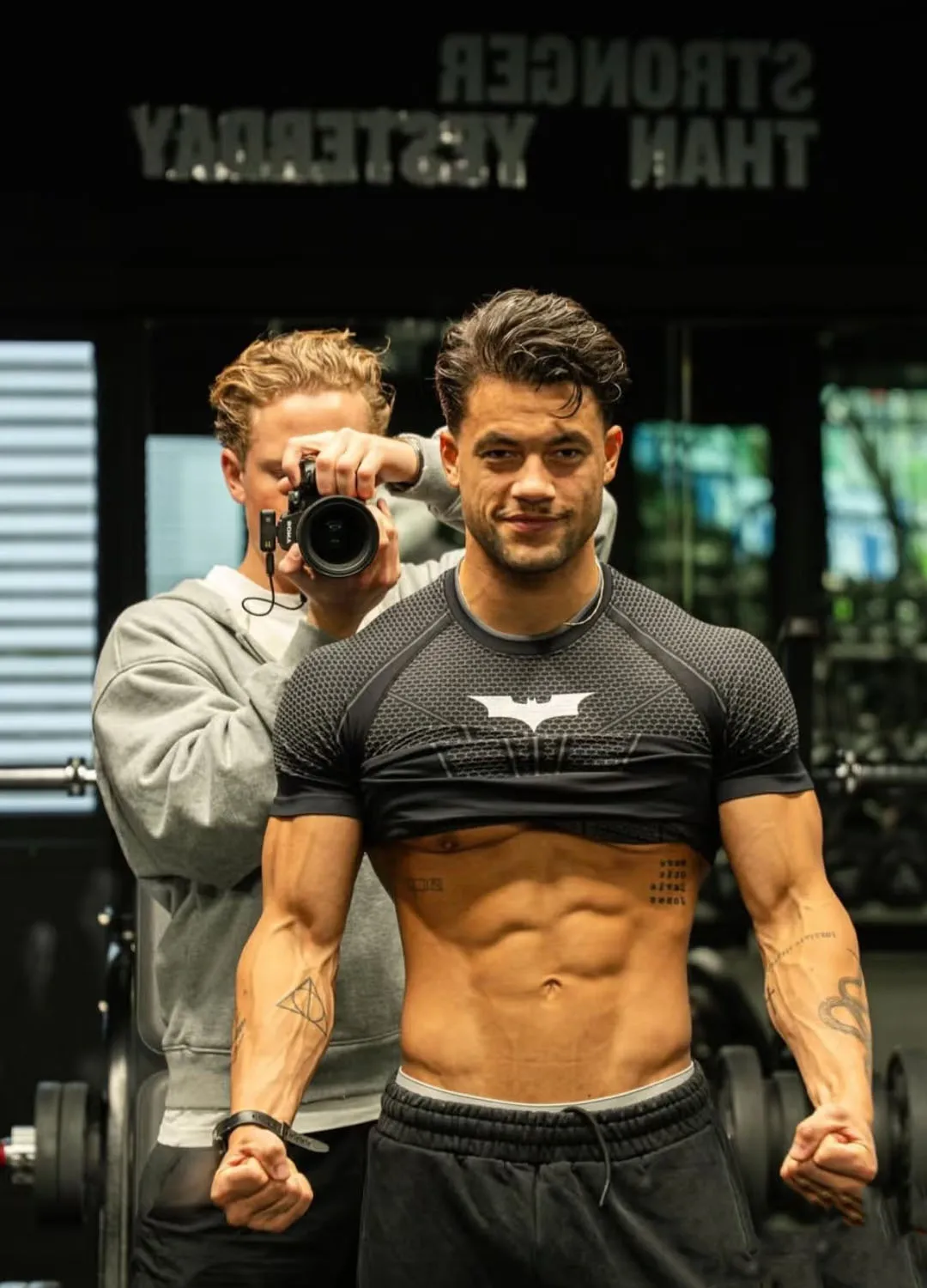 2026 verão esportes masculinos correndo fitness topo respirável secagem rápida bat padrão manga curta clássico na moda estilo de rua