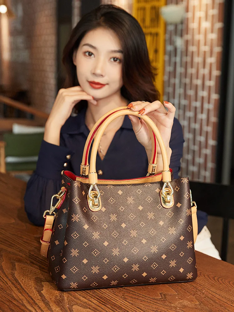 

Leather women's bag trendy high-grade fashion middle-aged generous one-shoulder messenger bag large capacity portable bag