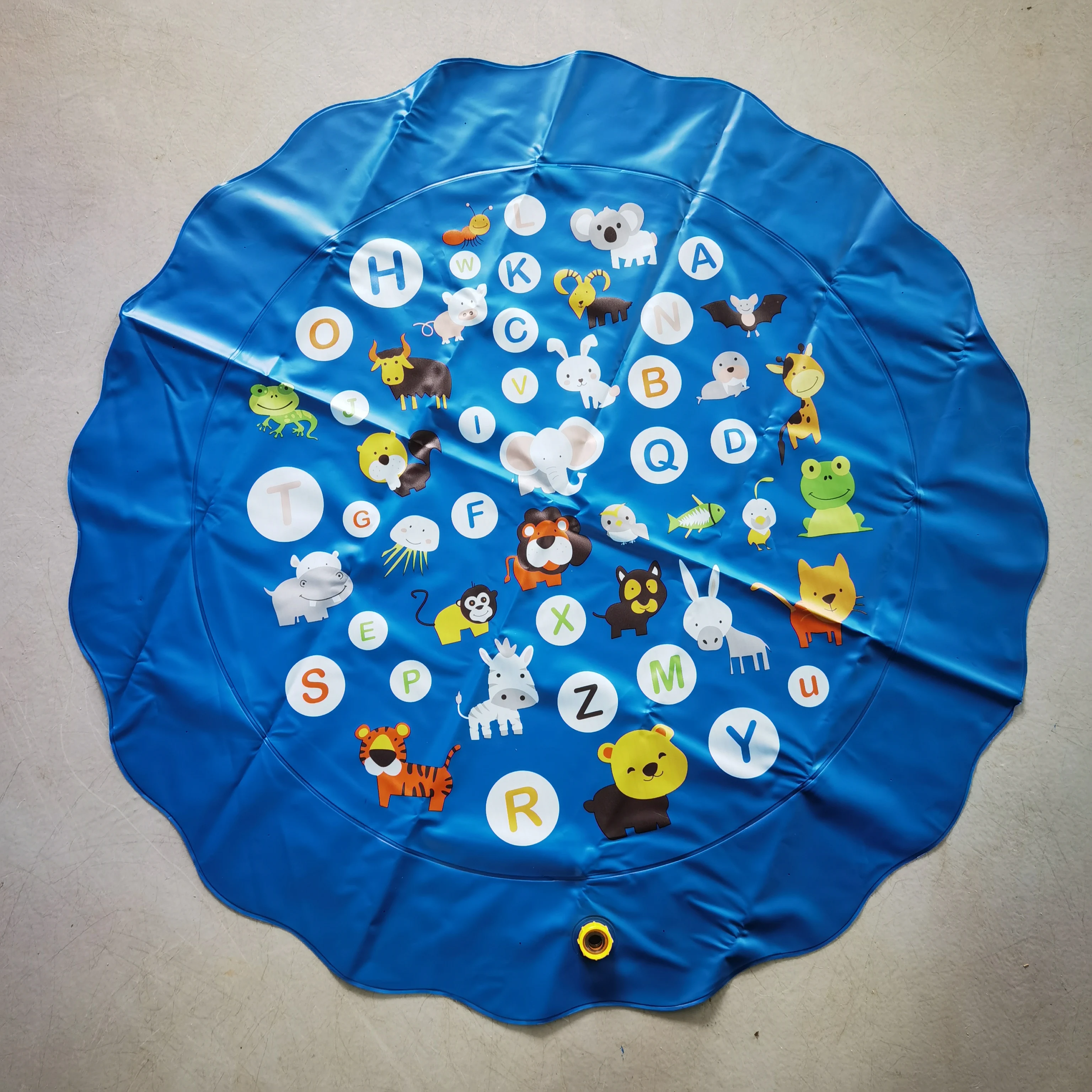 PVC100/170CM Koronkowa mata zraszająca z literami dla dzieci trawnik na świeżym powietrzu gry plażowe mata zraszająca basen zraszający