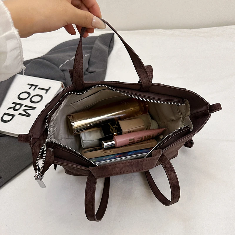 

Trendy Simple Handbag For Casual Women With High-End Leather And Minimalist Logo Design