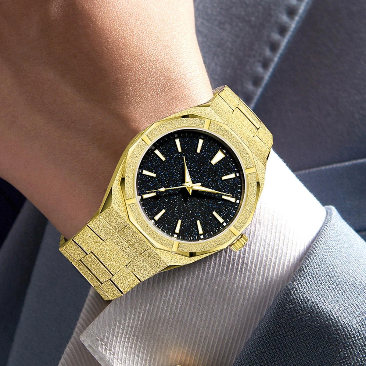 Luxuriöse Goldene Quarzuhren für Herren Hochwertige Edelstahl-Geschäftsuhr Wasserdichte Leuchtende Schmuck-Armbanduhr
