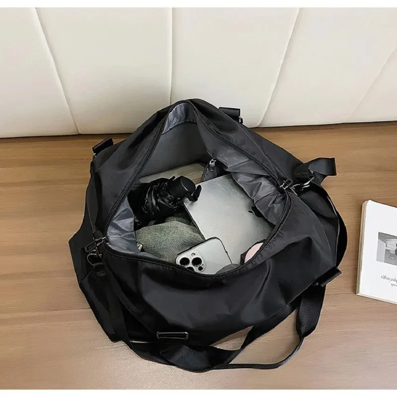 2025 حقيبة يد للياقة البدنية واليوجا ذات سعة كبيرة وسعة كبيرة وفصل جاف ورطب ومقاومة للاهتراء حقيبة سفر مقاومة للماء