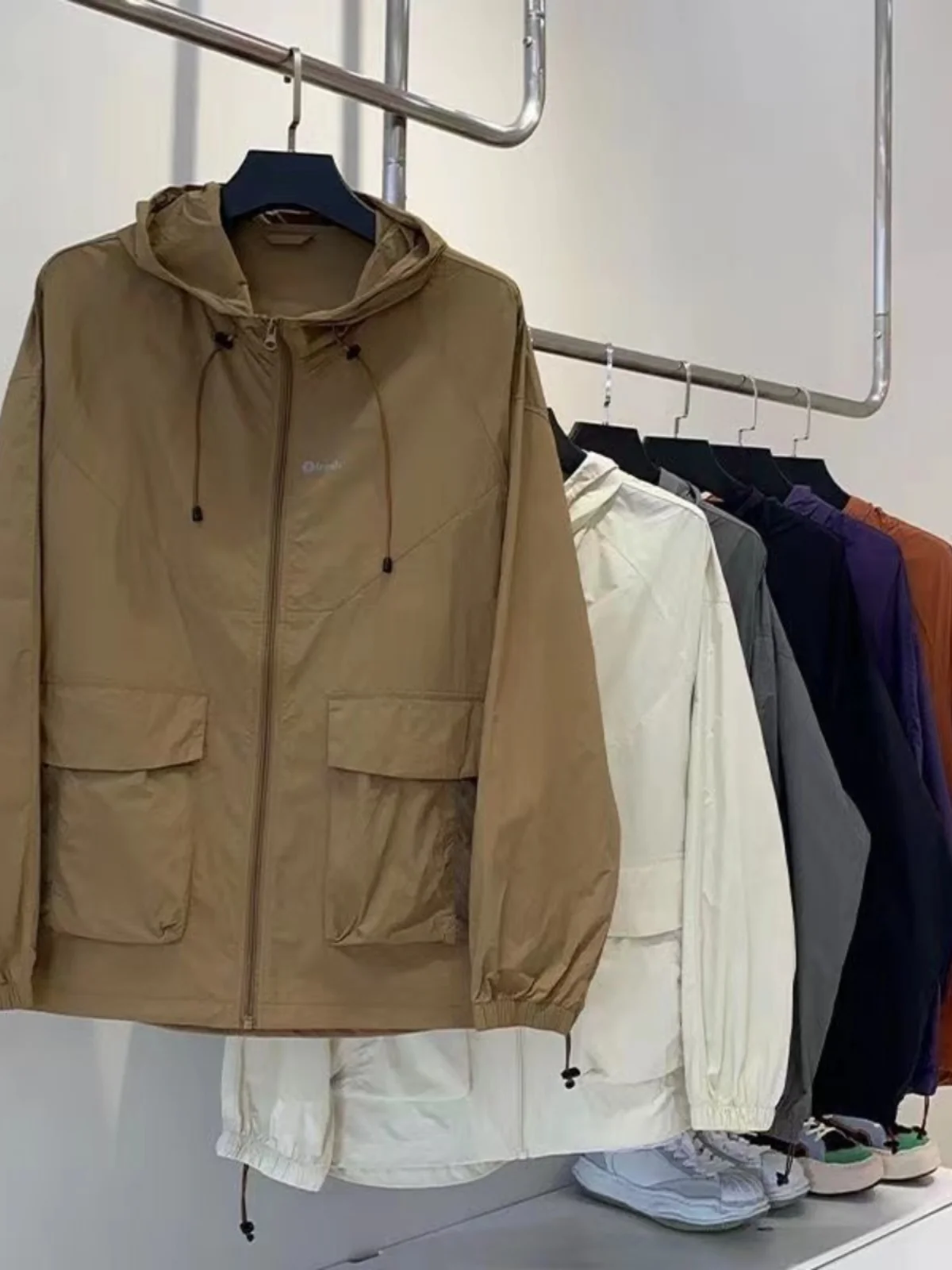 

Новая летняя мужская одежда из ледяного шелка Qui Dry с защитой от ультрафиолета, легкая верхняя одежда с капюшоном и защитой от ультрафиолета, модная молодежная длинная одежда из полиэстера...