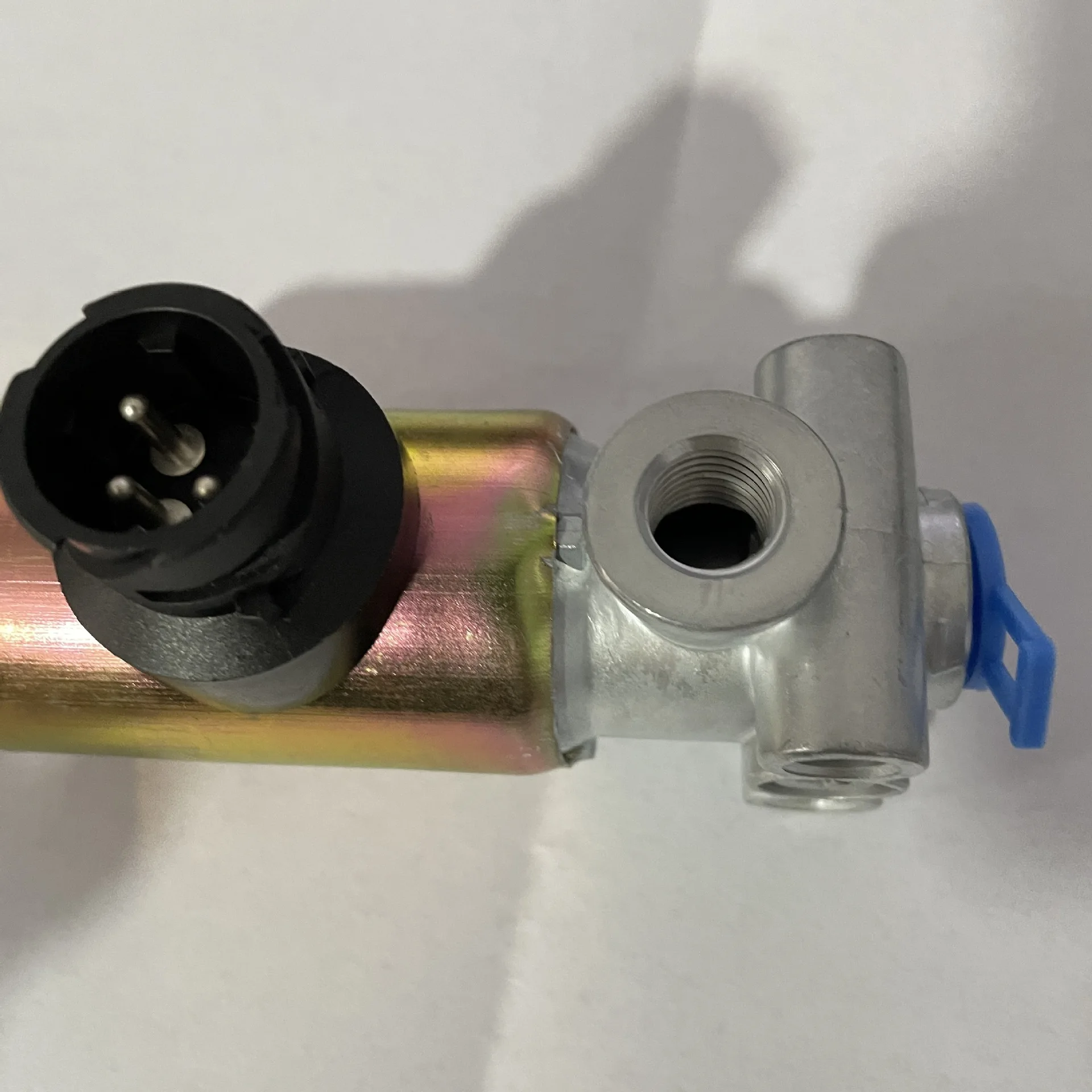 Suitable for Shaanxi Automobile Delong F3000 exhaust brake solenoid valve two-position three-way solenoid valve 81.52160.6115