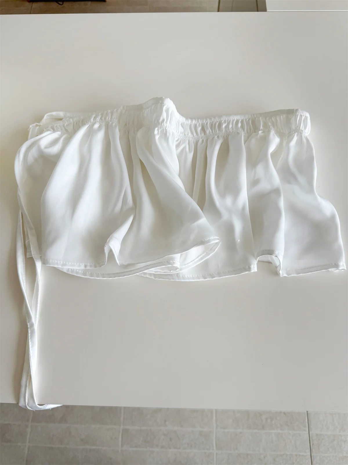 

Bla White Satin One-Piece Pleated Skirt Women's Faion Design ort Skirt Waist Design mid Waist Polyester Fiber