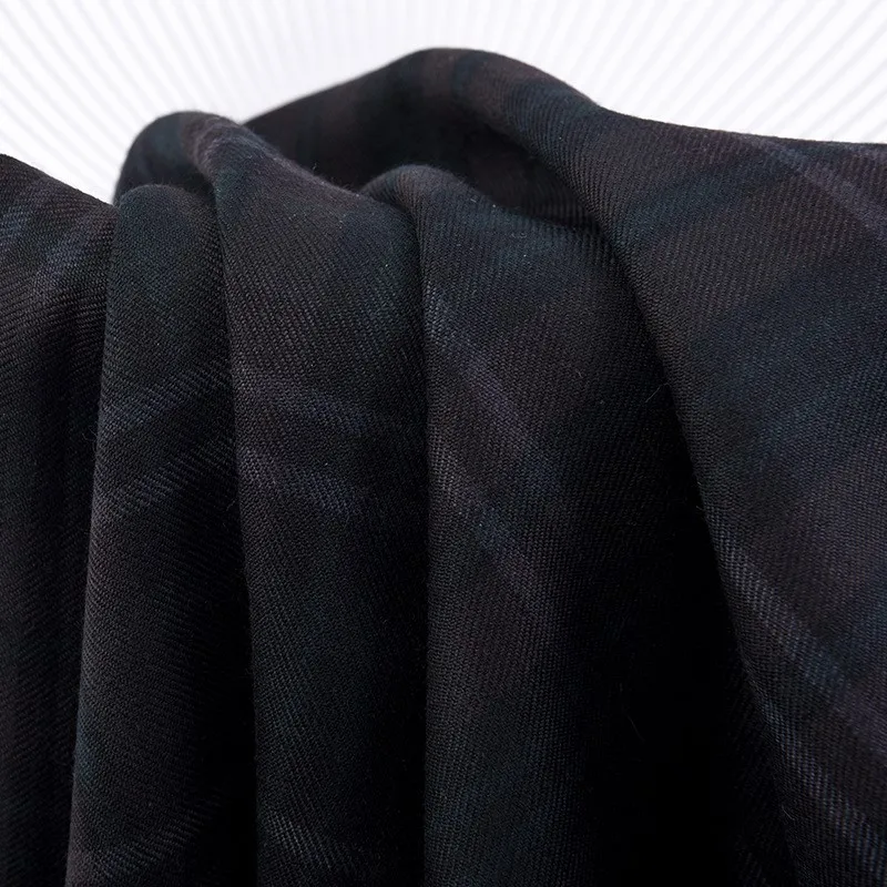 

Тонкая шерстяная ткань для костюмов мужского и женского костюма.