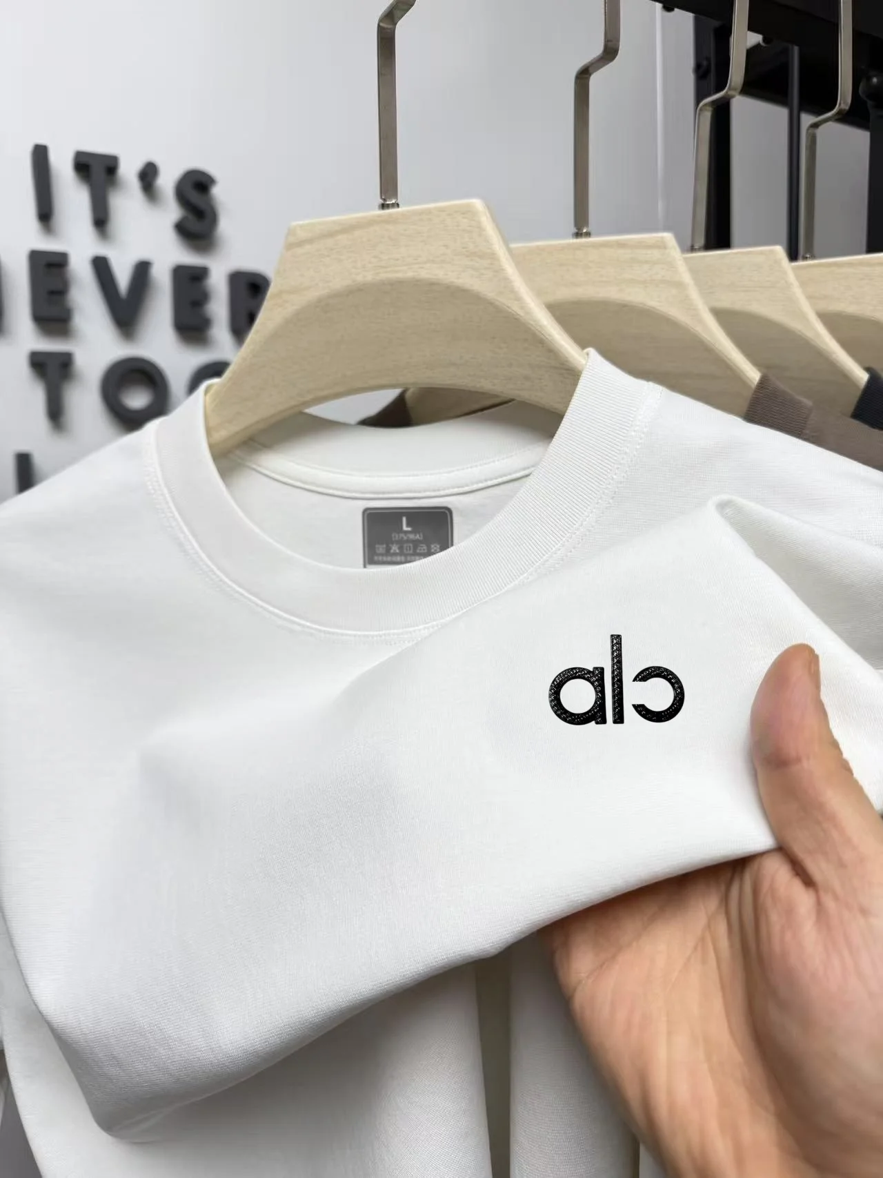 Herren Sommer Neuheit: Luxuriöses T-Shirt mit Buchstaben-Print aus Eisseide – Elastisch, Leicht, Vielseitig, aus Seidenbaumwolle, Hochwertiges Oberteil