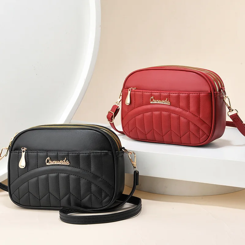 This is a practical, fashionable and versatile single-shoulder crossbody bag with a large capacity for women