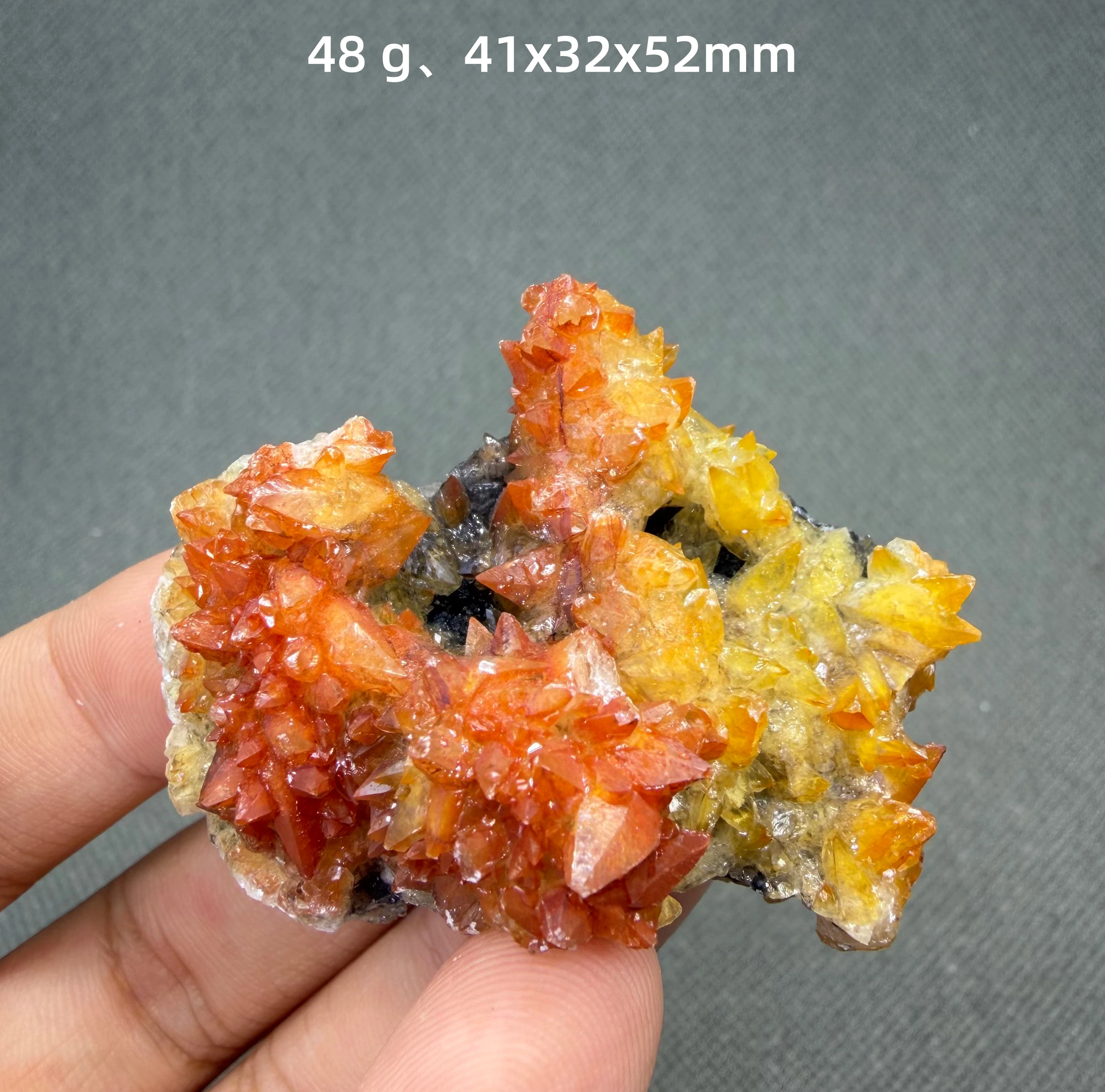 Gypse rare avec inclusion de calcite jaune orange en forme de dent de chien, spécimen minéral naturel