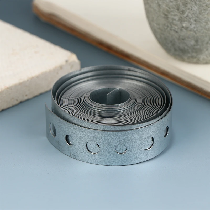 Umreifung aus verzinktem Stahl mit vorgestanzten Schlitzen – robustes Metallband mit mehreren Steckplätzen für Rohrstützen und Blecharbeiten