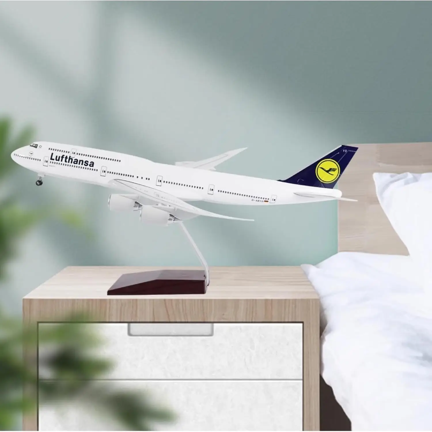 Souvenir Plane B747 Airplane Airways Air Lufthansa Model 1/150 Scale Simulated Resin with Light & Landing Gear Collection Gift