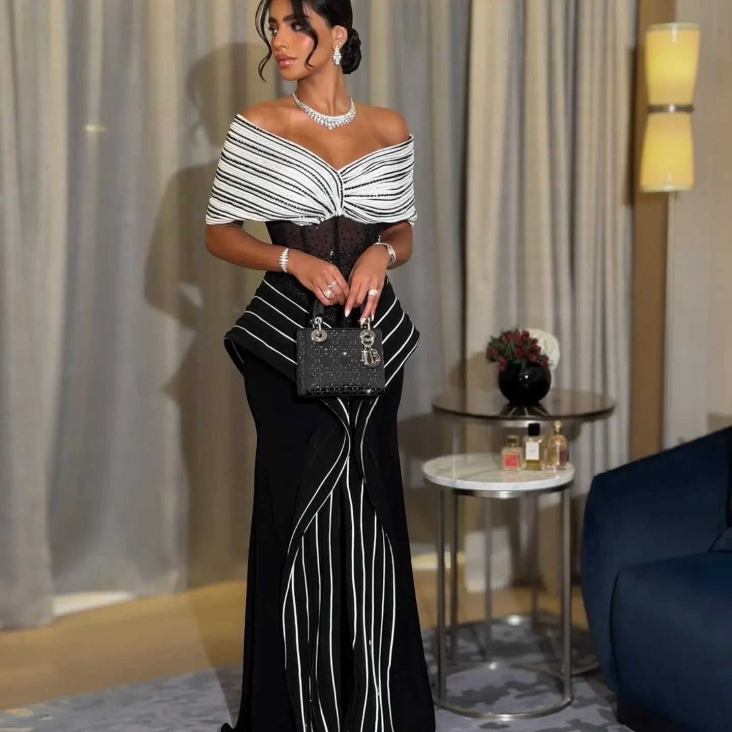 

Aenyrst Exquisite Black Mermaid Long Prom Gowns Simple Off The Shoulder Pleat Sequined Strapless Sexy Backless High Slit