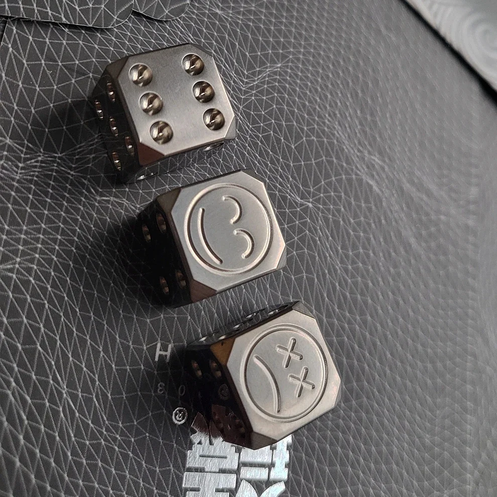 Imagem -02 - Titanium Alloy Dice Ferramenta Pequena Edc Legal Cinza Redondo Dedo Adivinhando Bar ao ar Livre Pcs Tc4