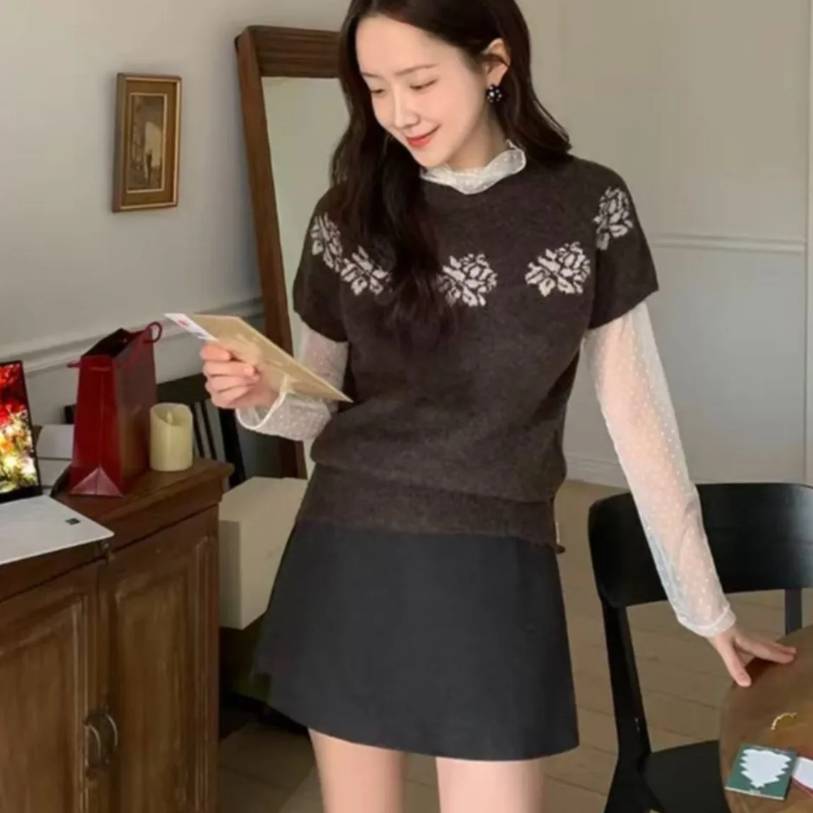 เสื้อสตรีสไตล์เกาหลี ลายจุด แขนยาว ผ้าลูกไม้ คอสูง ทรงเข้ารูป ช่วยพรางหุ่น ใส่เป็นเสื้อตัวในได้