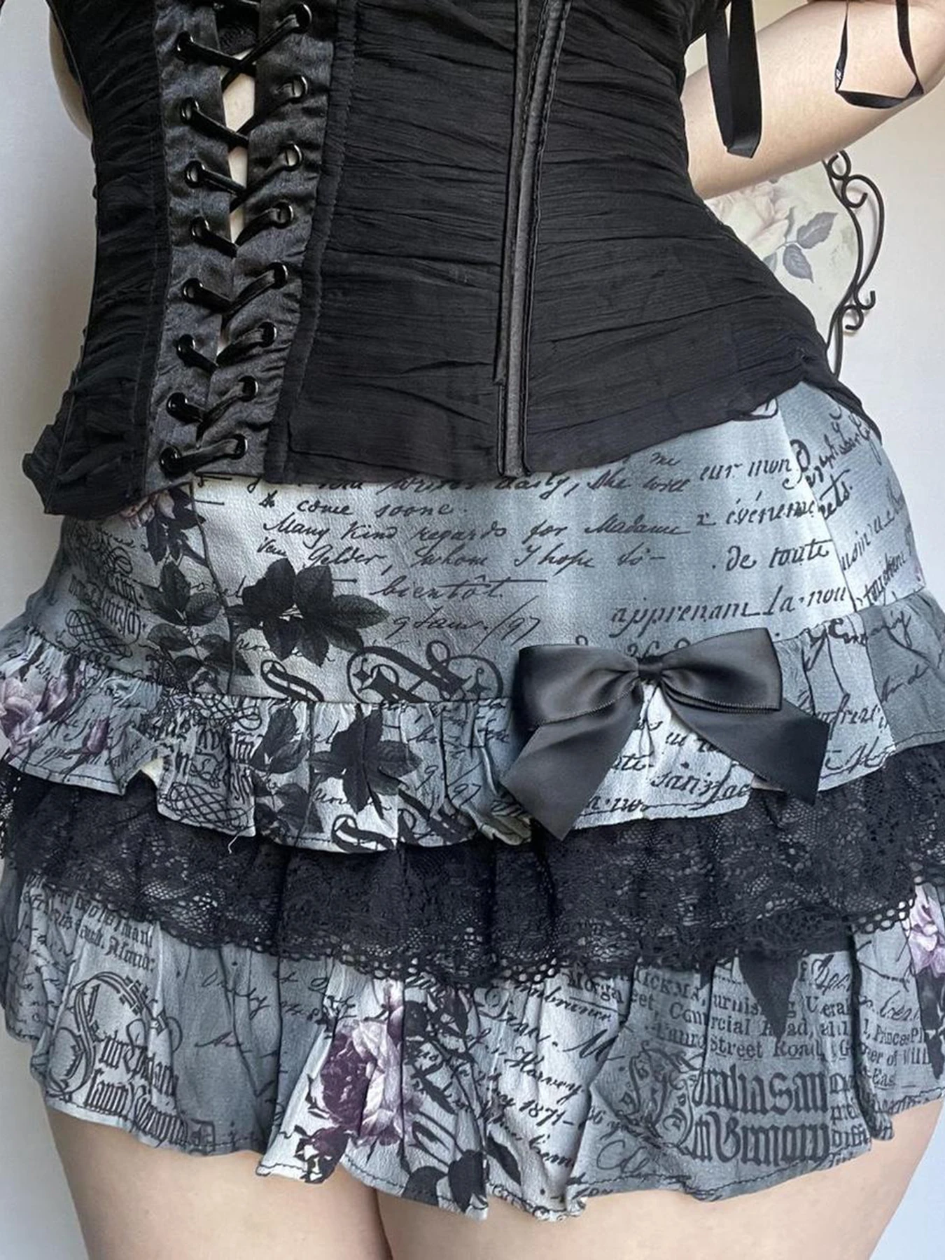 Weekeep Gothic Ästhetischer Kurzer Rock y2k Print Spitze Patchwork Low Rise A-Linie Miniröcke Schwarzer Rock mit Schleifennähten Lady Vintage