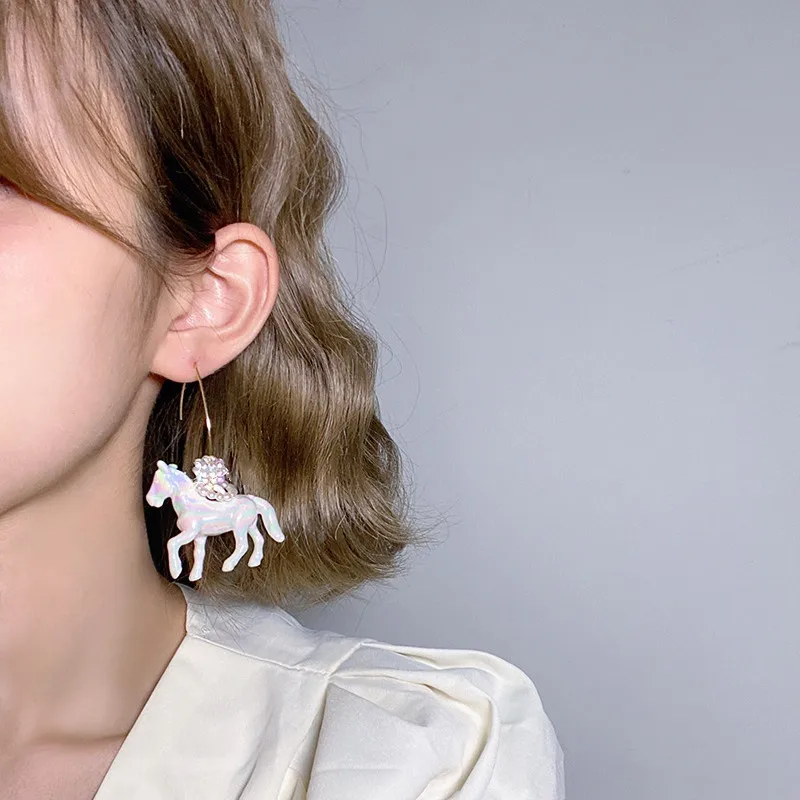 Nicho girl-pendientes de gancho con forma de V, diseño de corazón, moda, tendencia de personalidad, unicornio, Perla Rosa, color mágico, nuevo, 2024