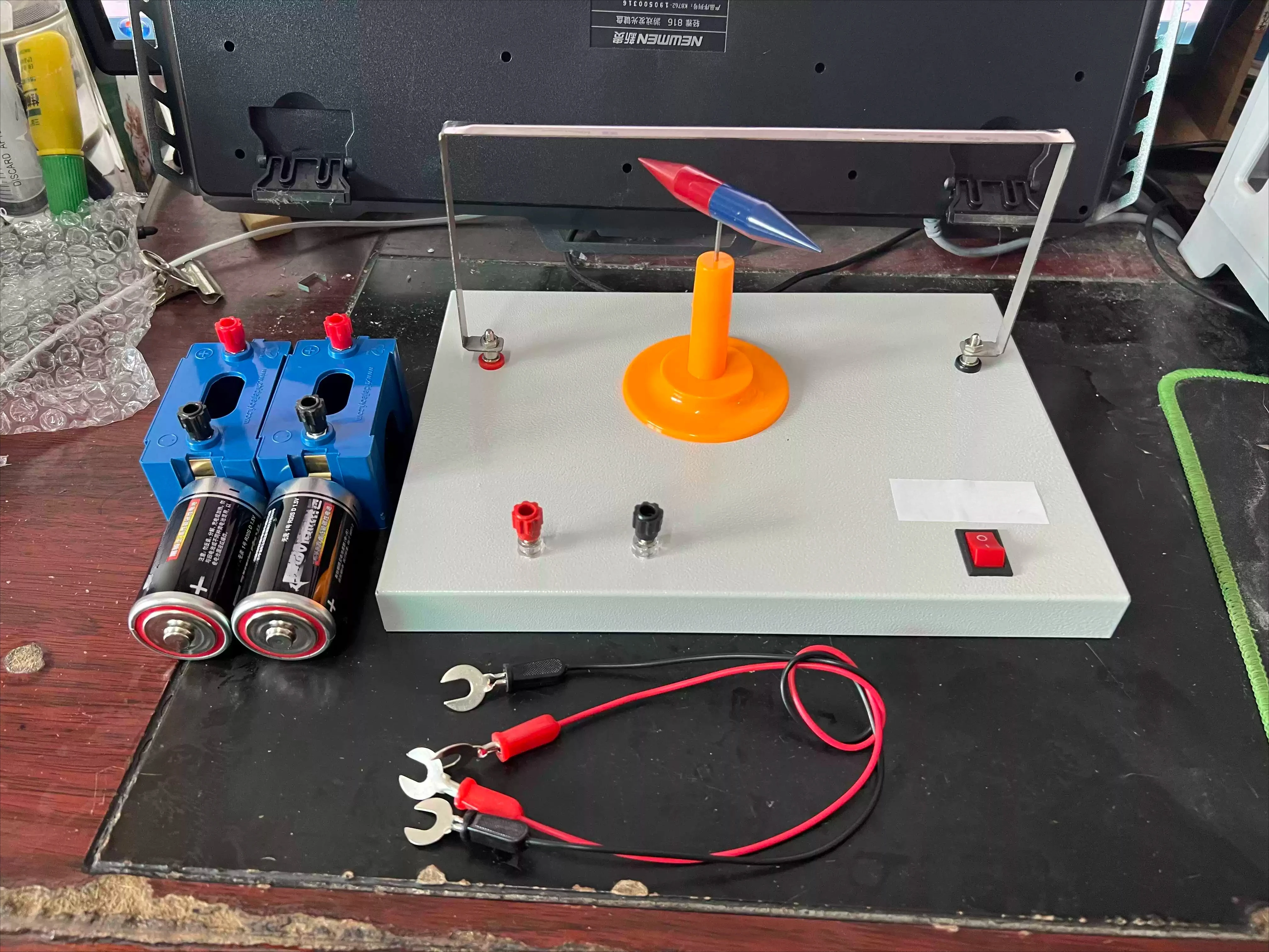 Experimental demonstrator energized wire linear current magnetic field physics electromagnetism teaching right hand rule