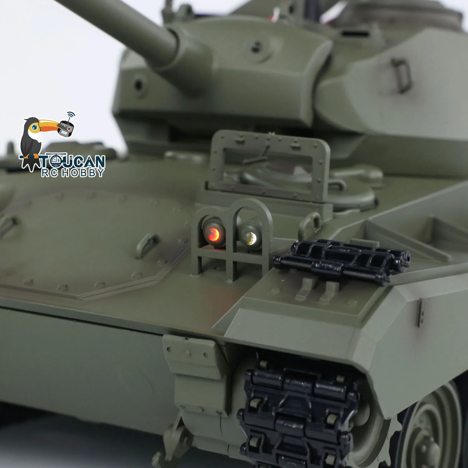 Carro armato leggero Tongde M24 Chaffee RC in scala 1/16 320 ° Modello militare telecomandato con riavvolgimento a canna a infrarossi con rotazione per hobbisti