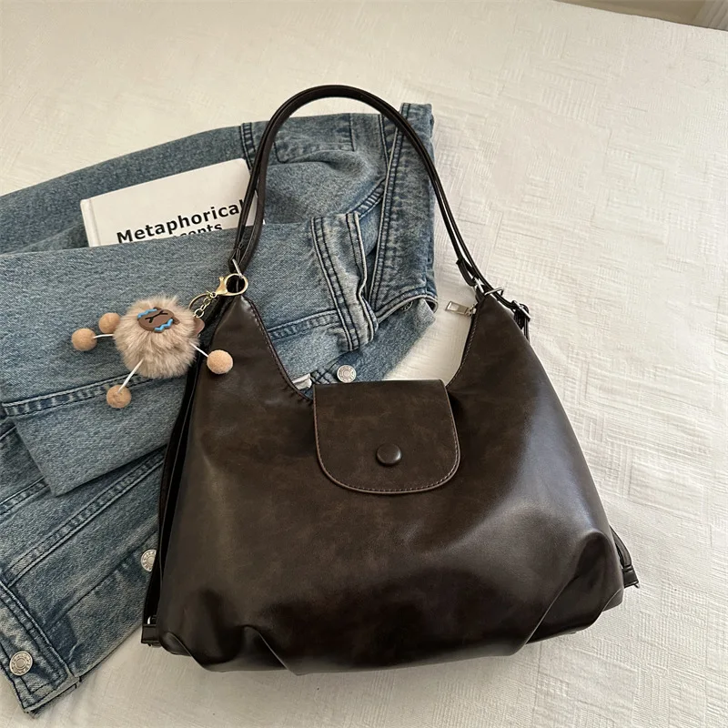 Vintage Hobo-Tragetasche aus weichem Leder mit niedlichem Plüsch-Anhänger, wandelbarer Rucksack, lässige Schultertasche mit großem Fassungsvermögen für Damen – Detail 9