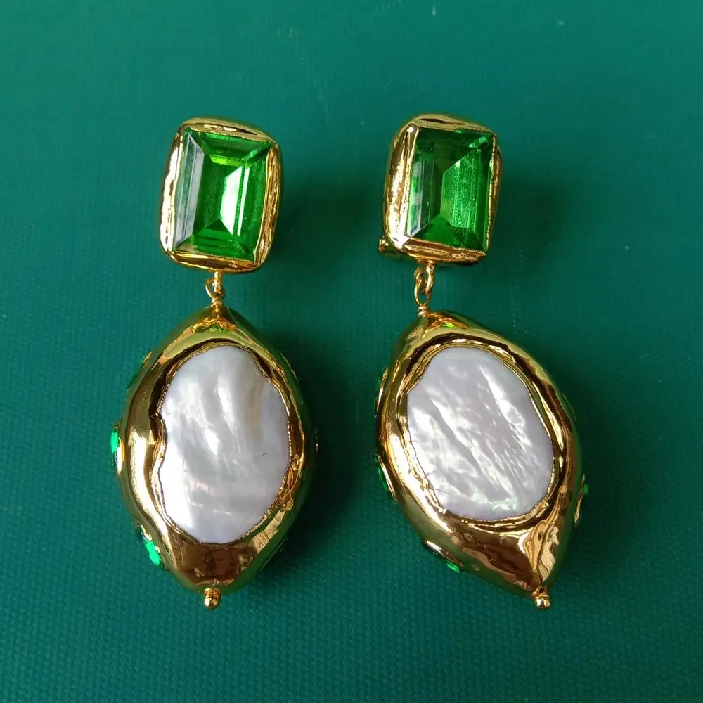 

Серьги-гвоздики с культивированным белым овальным жемчугом и позолоченным зеленым кристаллом 22x32 мм