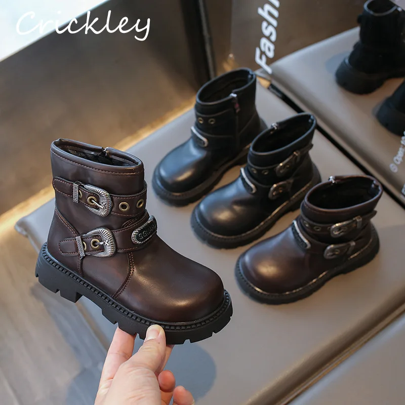 

2024 Solid Buckle Children Fashion Boots Metal Decoration PU Leather Girls Boys Mid Calf Shoes Zip Non Slip Kids Boots