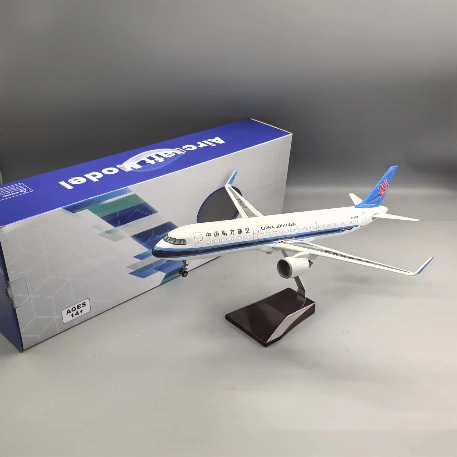 

Масштабная модель самолета China Southern A321 (1:100) из литой смолы с подставкой, игрушка-самолет с колесами для взрослых, авиационный сувенир, подарок