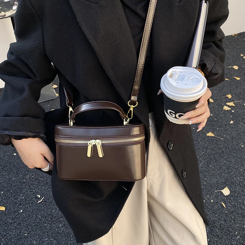 

Elegant Stylish Crossbody Messenger Bag Unique Vintage Leather With Letter Logo For Women And Commuter Use