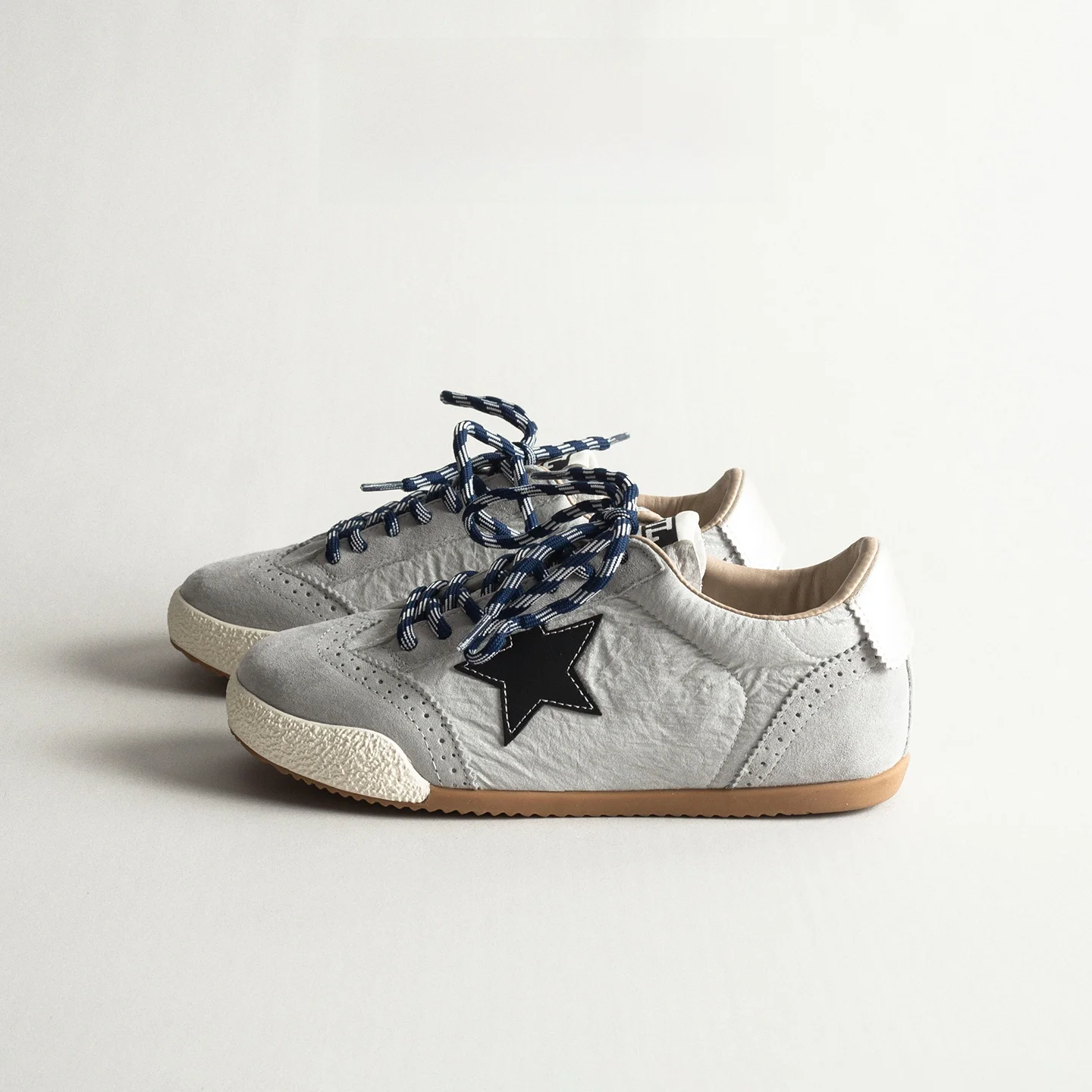 sneakers-vintage-in-ecopelle-tinta-scarpe-sportive-casual-da-donna-traspiranti-con-suola-morbida-modello-low-top-effetto-usurato