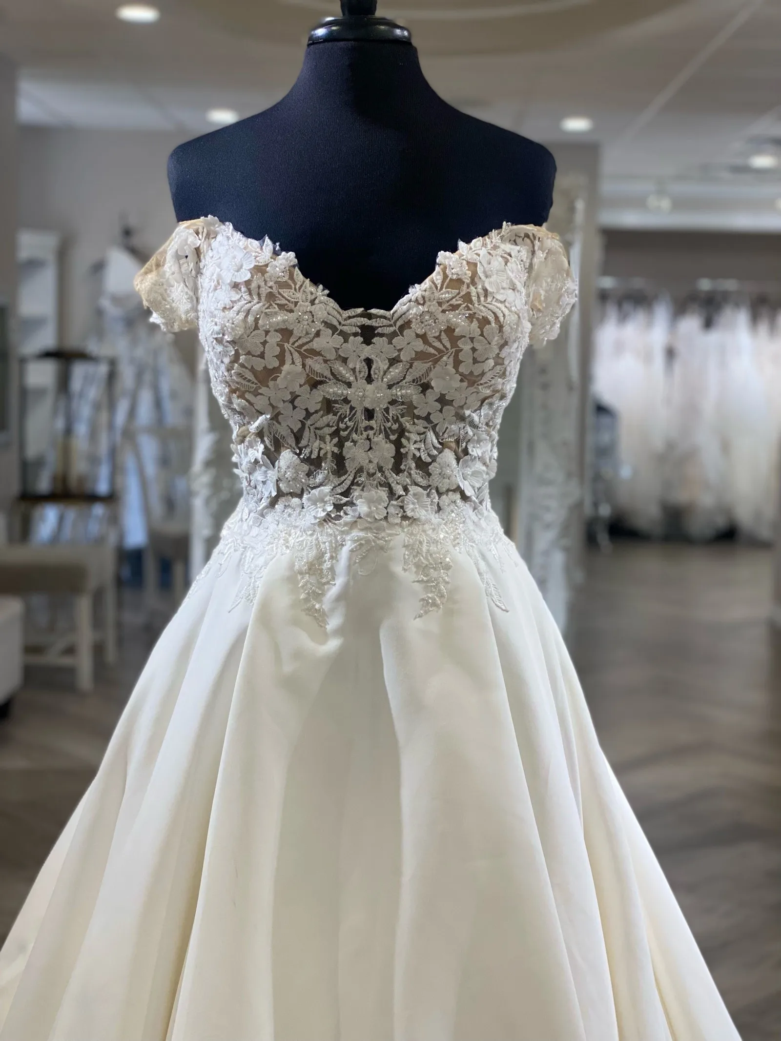 Lakshmigown Brautkleid mit freiem Schulterbereich, Perlen, floraler Spitze, Illusionsoberteil, Satin, mit seitlichem Schlitz, nach Maß gefertigt. – Detail 9